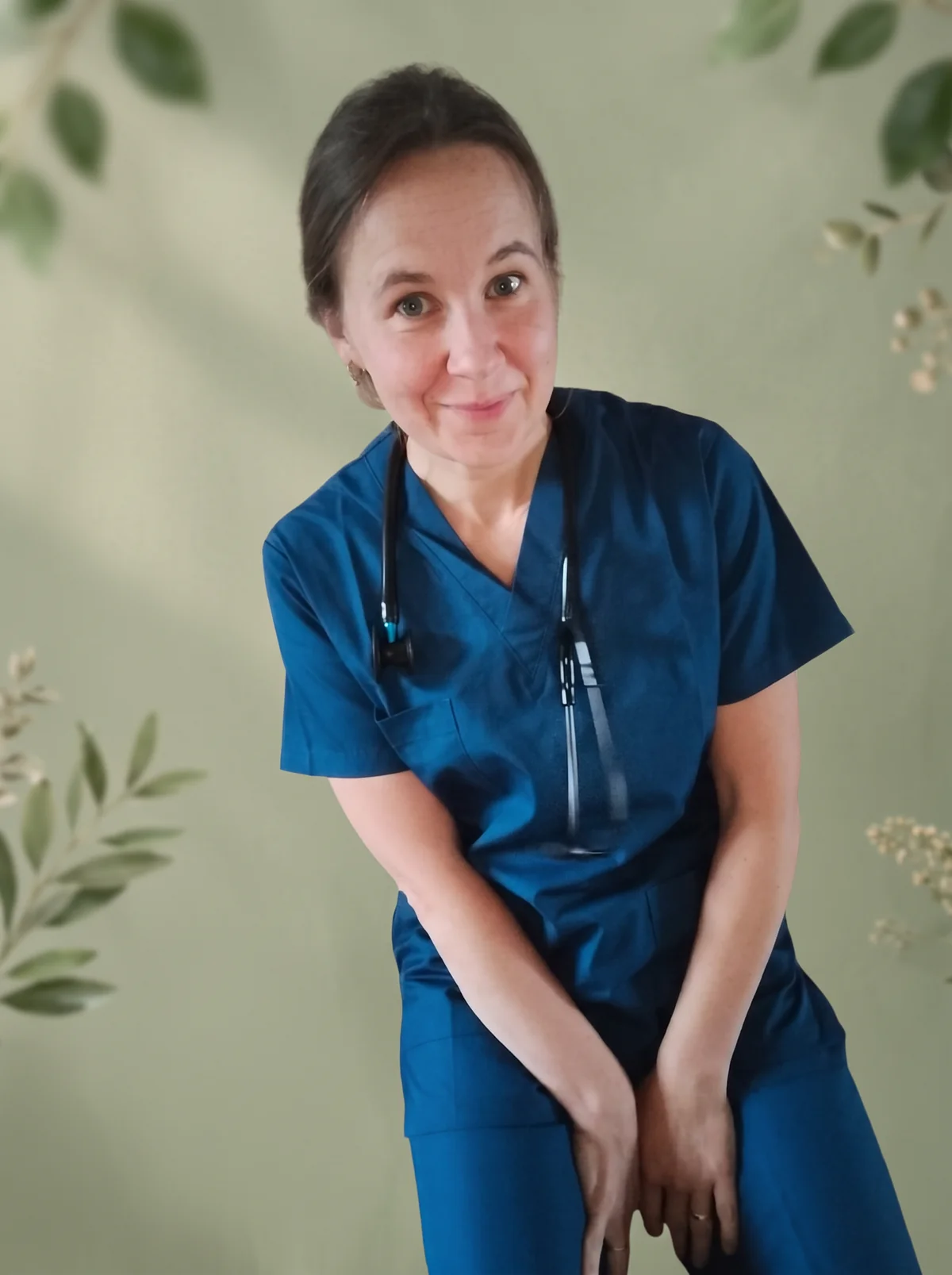 Portrait der Heilpraktikerin Sandra Hornhardt in Arbeitskleidung